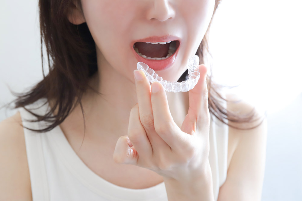 気になる前歯を、目立ちにくいマウスピース矯正で