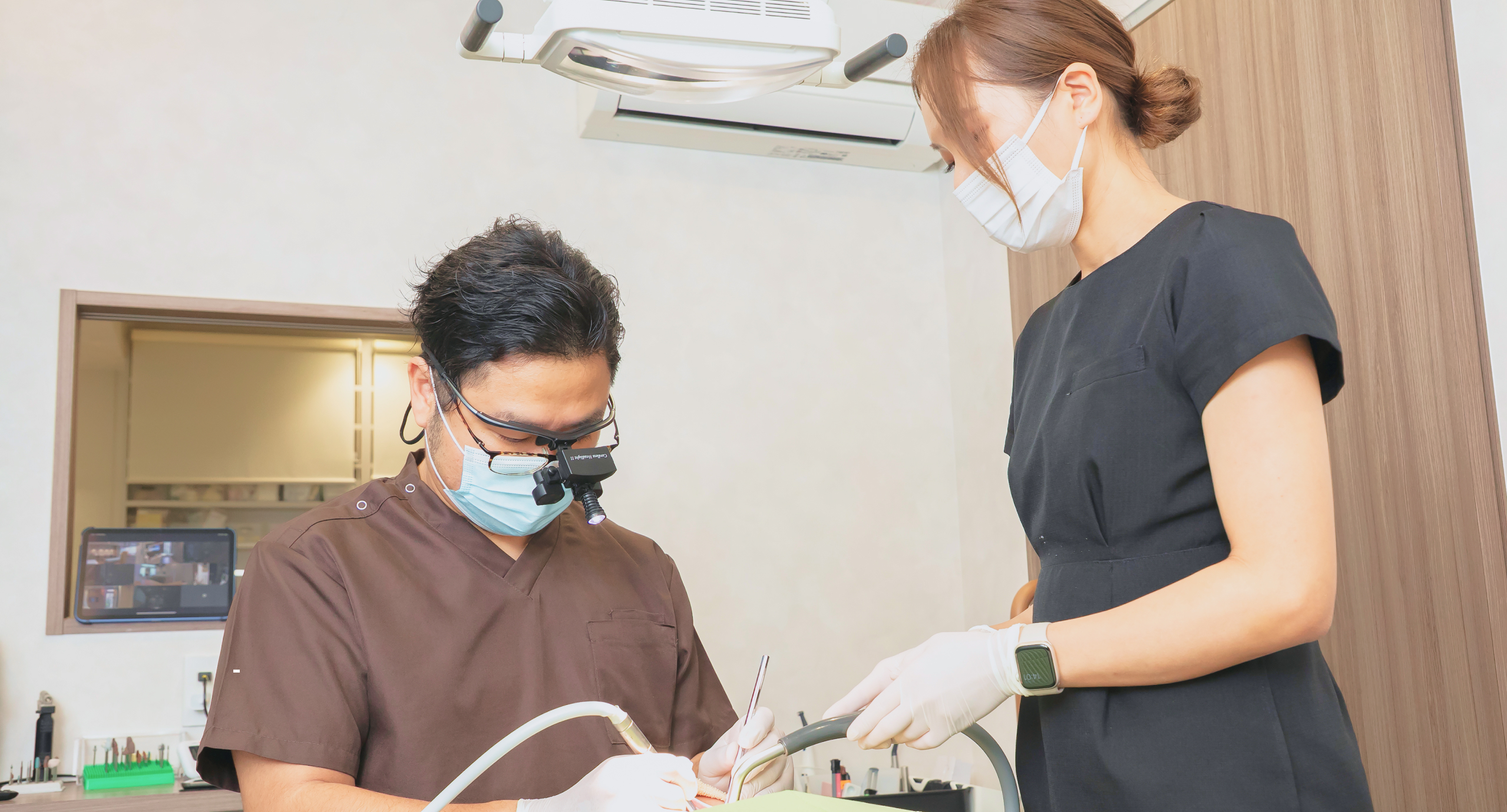 しげとオリーブ歯科とスタッフによる診療中の治療風景