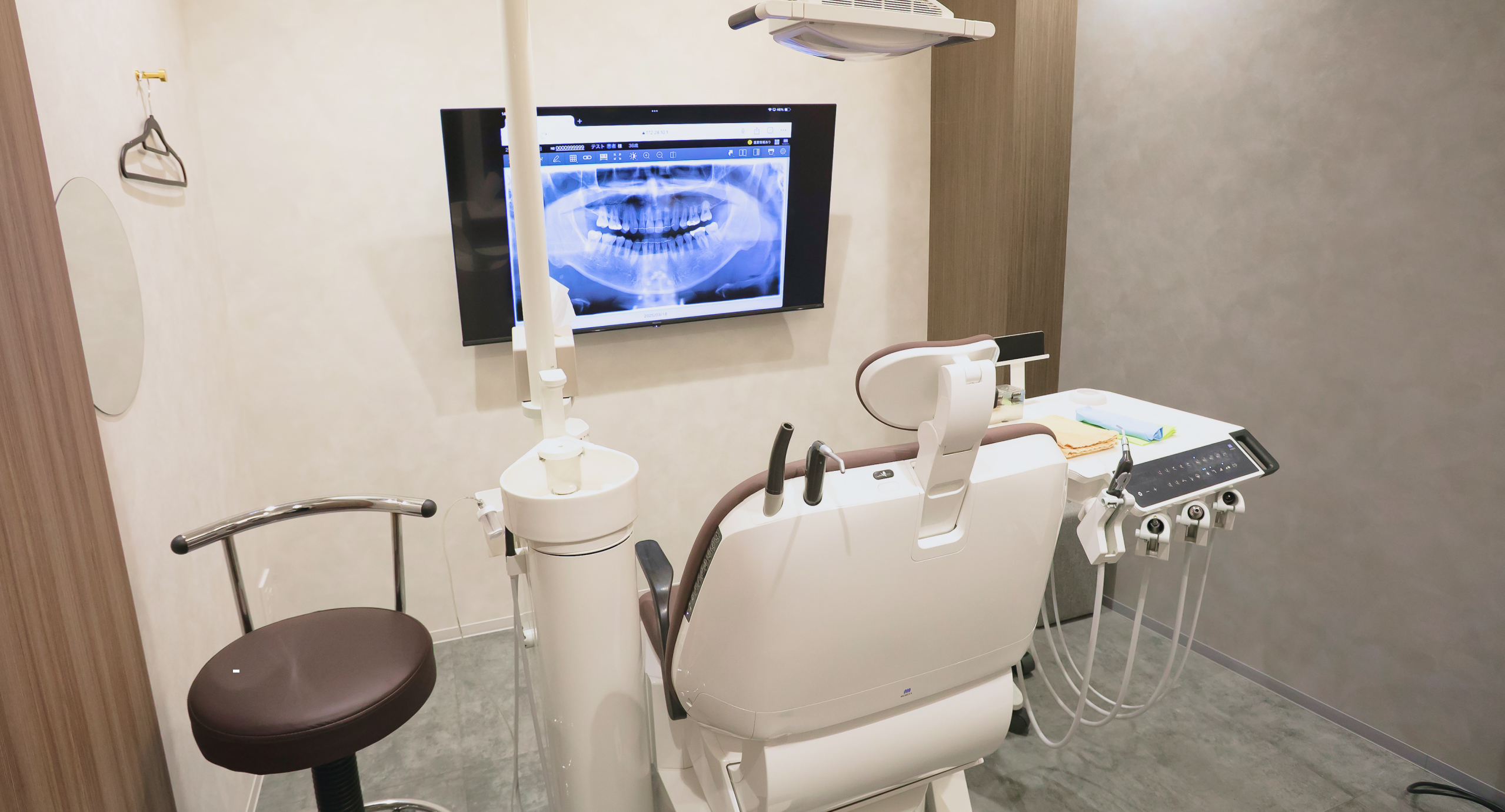 しげとオリーブ歯科の診療ユニットとレントゲン画像モニター